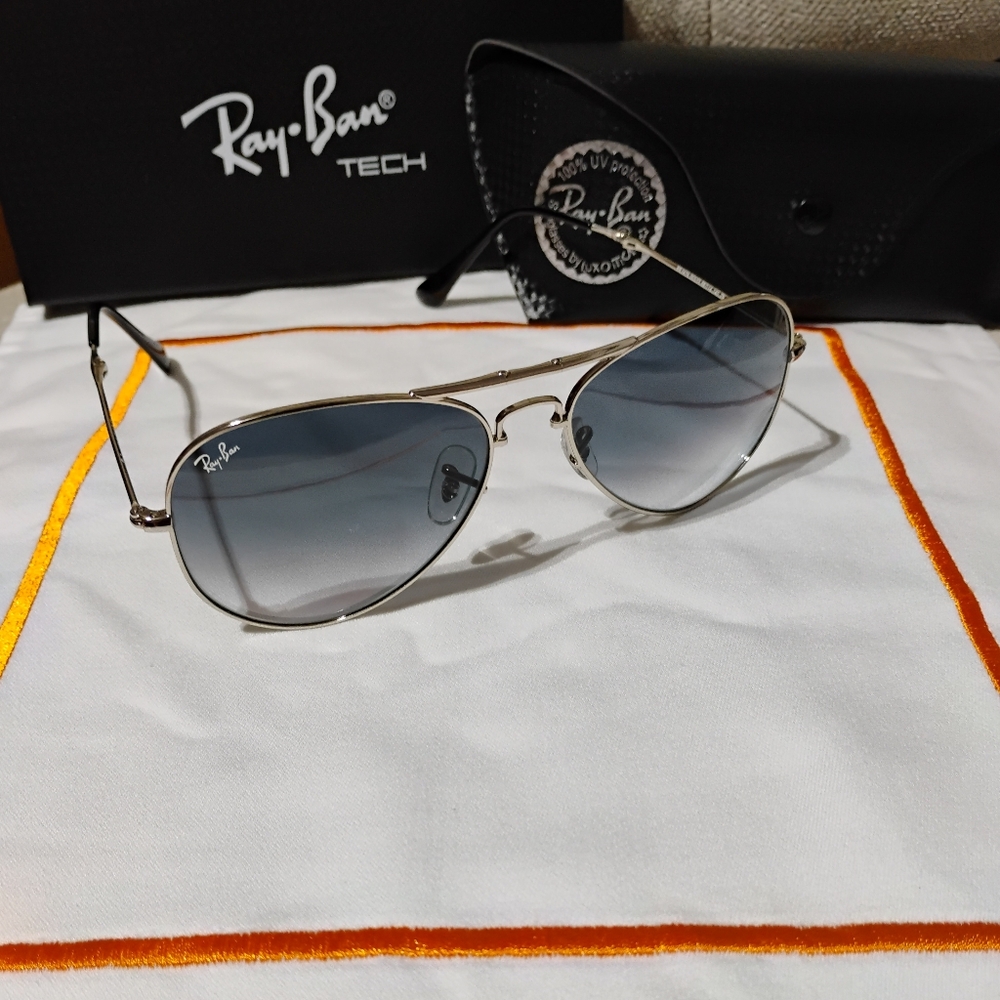 Ray-Ban Silver Aviator Sunglasses with Sleek Design